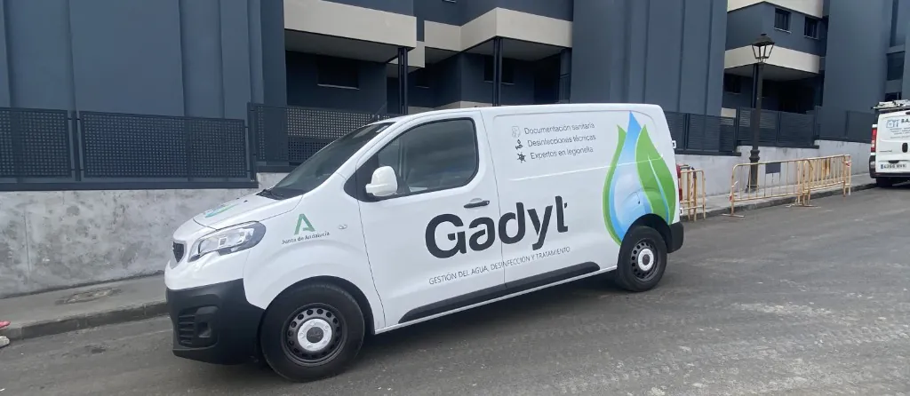 Vehículo del equipo técnico de GADYT acudiendo a un servicio