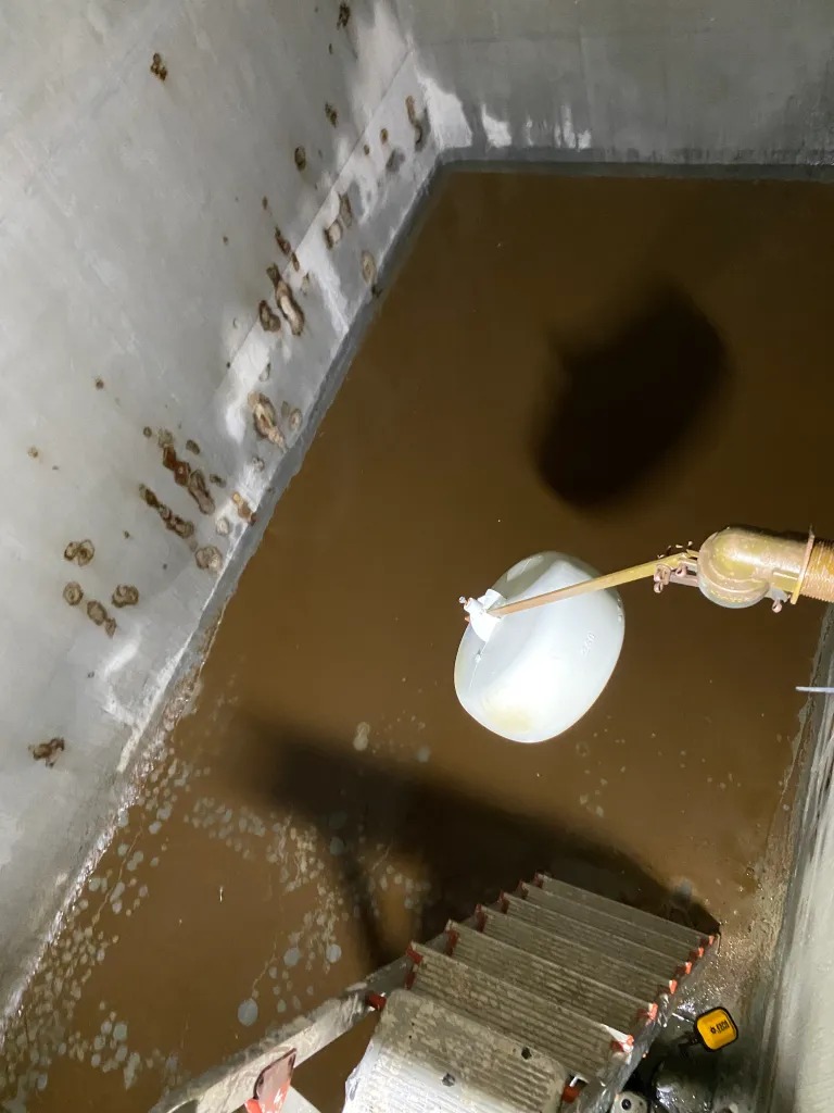 Técnico trabajando en muestreo y gestión del agua en piscina