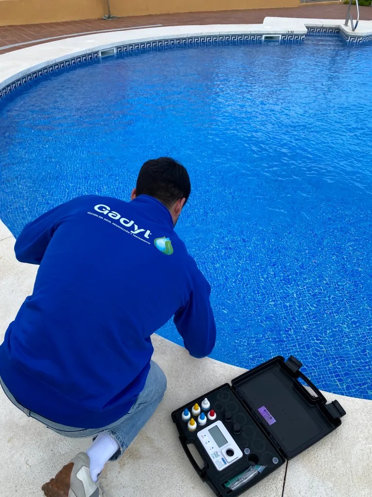 Inspección de depósito de agua sucio antes del vaciado y limpieza