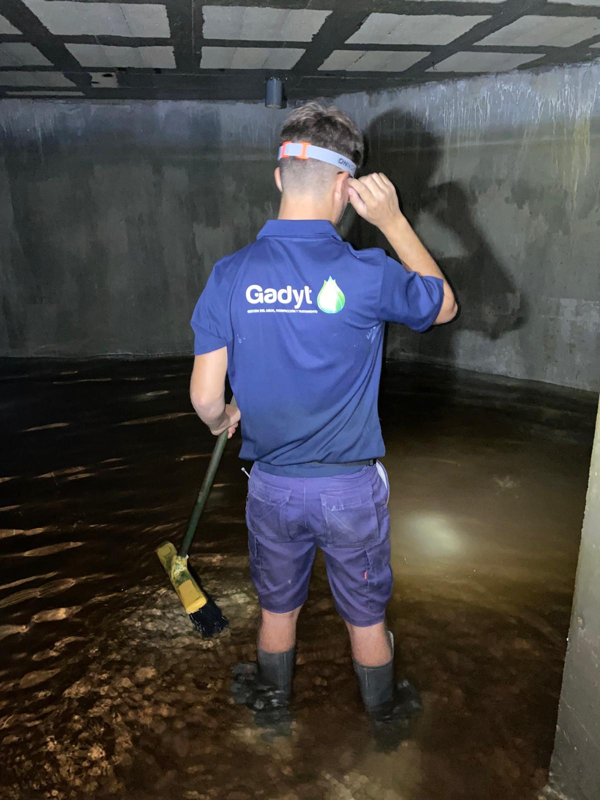 Limpieza de aljibe en fase de vaciado y preparación