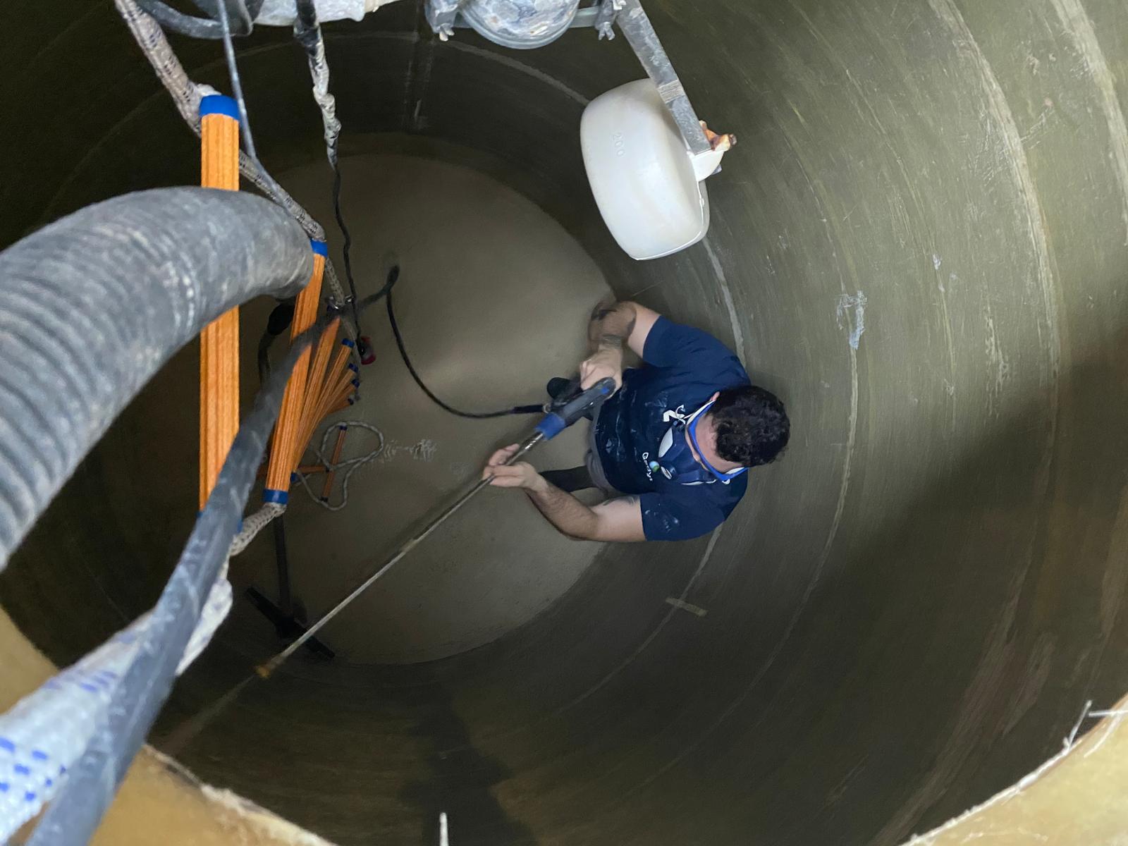 Equipo técnico realizando mantenimiento de aljibe