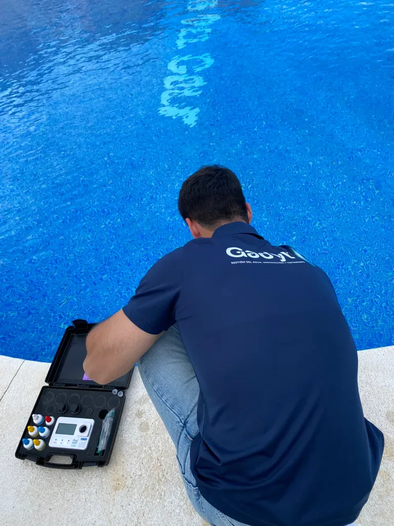 Técnico realizando análisis de agua en piscina